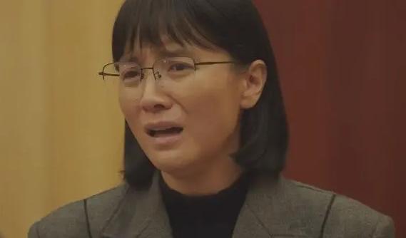 有人上桌有人换桌她却雷打不动坐稳主桌k8凯发全站2024内娱格局大变天！(图8)