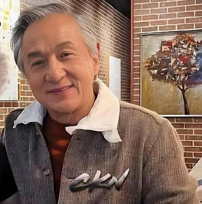女徒弟在美国庆生举止亲密关系不一般K8凯发71岁成龙近照曝光：紧抱美(图2)