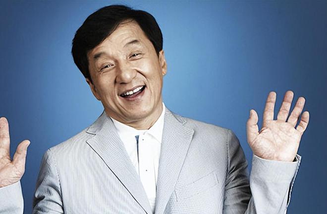 女徒弟在美国庆生举止亲密关系不一般K8凯发71岁成龙近照曝光：紧抱美(图11)