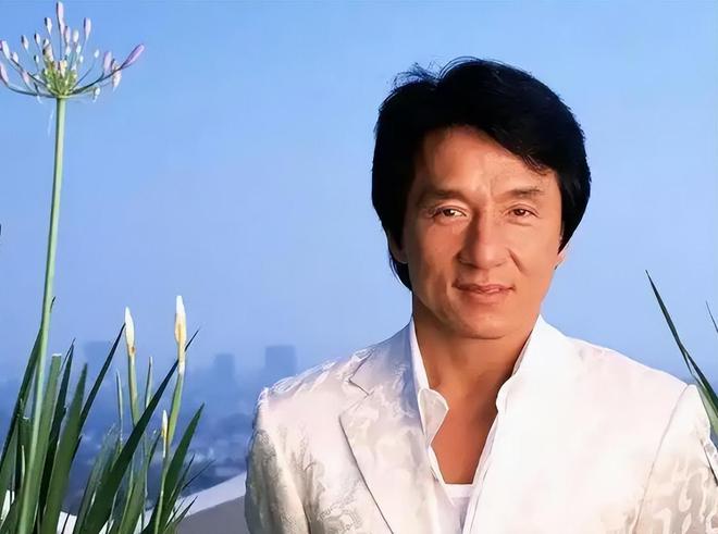 女徒弟在美国庆生举止亲密关系不一般K8凯发71岁成龙近照曝光：紧抱美(图9)