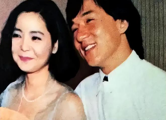 女徒弟在美国庆生举止亲密关系不一般K8凯发71岁成龙近照曝光：紧抱美(图7)