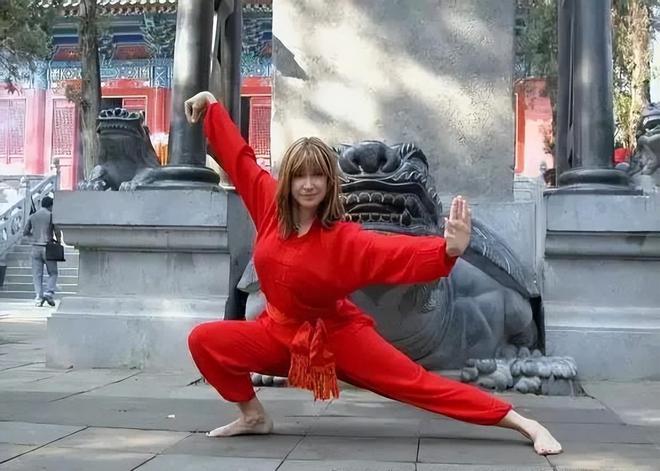 明星生存现状多人离世有人79岁还在打凯发K8旗舰厅香港影坛红极一时的外籍(图42)